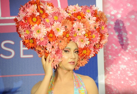 アダムを演じるユナク。