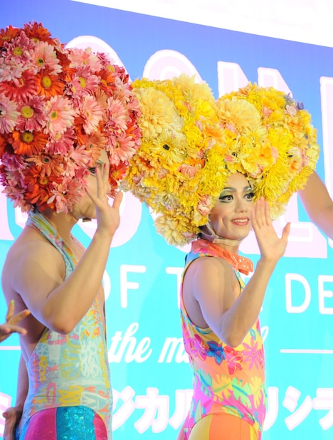 左からアダムを演じるユナク、ティックを演じる山崎育三郎。