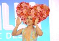 アダムを演じるユナク。