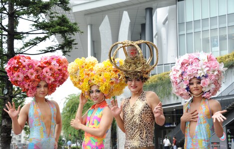 ミュージカル「プリシラ」製作発表の様子。左からアダムを演じるユナク、ティックを演じる山崎育三郎、バーナデットを演じる陣内孝則、アダムを演じる古屋敬多。