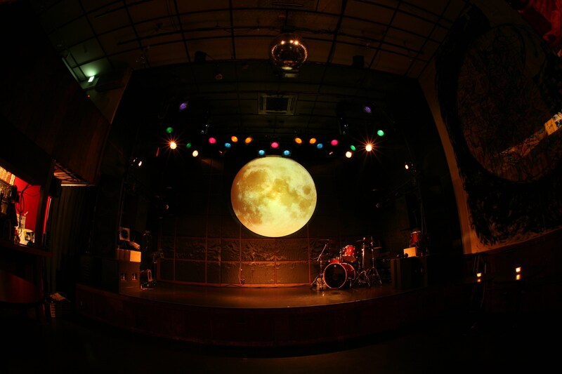 スタジオライフ「夢幻祭天」の会場となる東京・青山 月見ル君想フ。