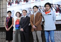 「DISGRACED／ディスグレイスト -恥辱-」囲み取材の様子。左から小島聖、秋山菜津子、小日向文世、安田顕、平埜生成。