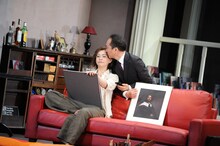 上から小日向文世演じるアミール、秋山菜津子演じるエミリー。