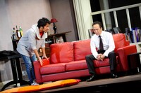 左から平埜生成演じるエイブ、小日向文世演じるアミール。