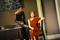 左から安田顕演じるアイザック、秋山菜津子演じるエミリー。