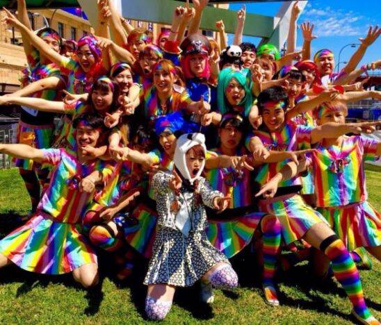 革命アイドル暴走ちゃん 生ハムと焼うどんが共演 生うどん美少女説証明会 ステージナタリー 革命アイドル暴走ちゃん 生ハムと焼うどんが共演 生うどん美少女説証明会 ステージナタリー