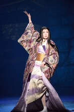 「真田十勇士」より。浅野ゆう子演じる淀殿。「セクシー・バス・ストップ」と紹介され、足首をチラリ。