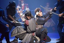 「真田十勇士」より。左から、丸山敦史演じる由利鎌之助、高橋光臣演じる筧十蔵。