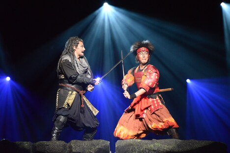 舞台「真田十勇士」より。左から、山口馬木也演じる久々津壮介、中村勘九郎演じる猿飛佐助。