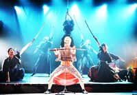 劇団鹿殺し「怒パンク時代劇『名なしの侍』」より。（撮影：和田咲子）