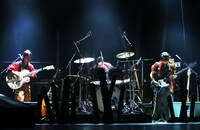 劇団鹿殺し「怒パンク時代劇『名なしの侍』」より。（撮影：和田咲子）