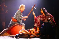 劇団鹿殺し「怒パンク時代劇『名なしの侍』」より。（撮影：和田咲子）