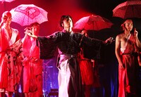 劇団鹿殺し「怒パンク時代劇『名なしの侍』」より。（撮影：和田咲子）