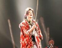 劇団鹿殺し「怒パンク時代劇『名なしの侍』」より。（撮影：和田咲子）