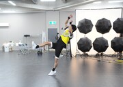 アクロバットを披露する本田礼生。