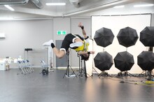 アクロバットを披露する本田礼生。