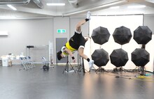 アクロバットを披露する本田礼生。