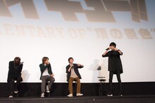 ラップを披露する小坂涼太郎。