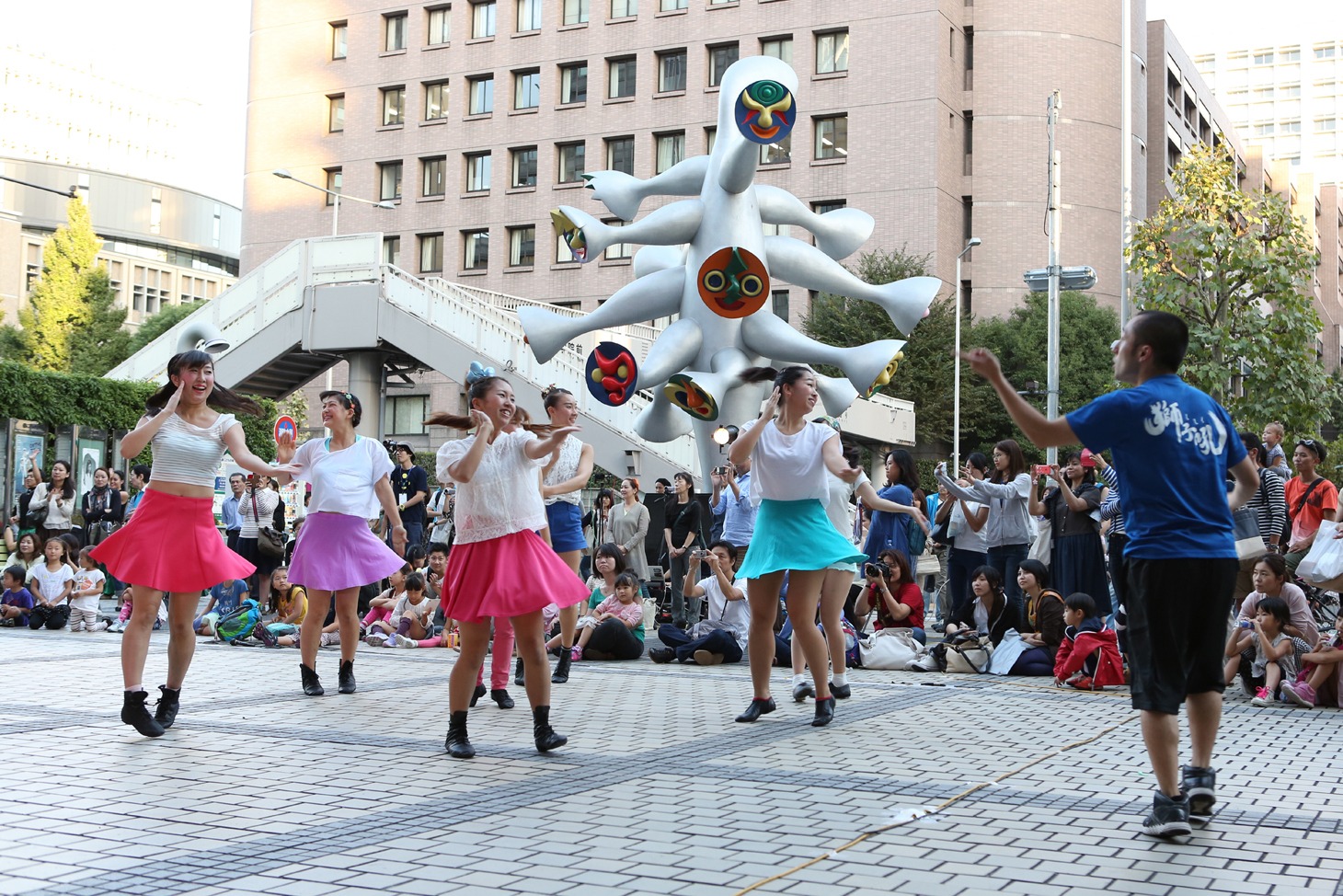 「Dance New Air 2014」の屋外パフォーマンスの様子。（photo：MILLA）