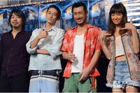 舞台「怪獣の教え」の囲み取材にて、左から豊田利晃、窪塚洋介、渋川清彦、太田莉菜。