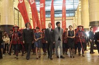 映画「真田十勇士」初日舞台挨拶の直前に、甲冑姿の真田軍を率いて登場するキャストたち。