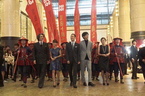 映画「真田十勇士」初日舞台挨拶の直前に、甲冑姿の真田軍を率いて登場するキャストたち。