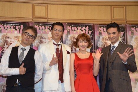 ブロードウェイミュージカル「スウィート・チャリティ」フォトセッションの様子。左から上島雪夫、平方元基、知英、岡幸二郎。