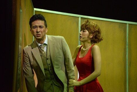 ブロードウェイミュージカル「スウィート・チャリティ」より、左から岡幸二郎演じるオスカー・リンキスト、知英演じるチャリティ・ホープ・ヴァレンタイン。