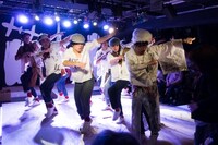 音楽劇「おばけリンゴ」初演の様子。