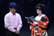 左から的場浩司演じる大吾、高畑淳子演じる夢子。