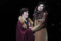 左から高畑淳子演じる夢子、湖月わたる演じるアンナ。