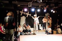 音楽劇「おばけリンゴ」初演の様子。