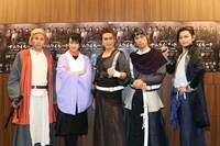 「*pnish* vol.15『サムライモード』」囲み取材の様子。左から森山栄治、佐藤永典、土屋佑壱、鷲尾昇、佐野大樹。