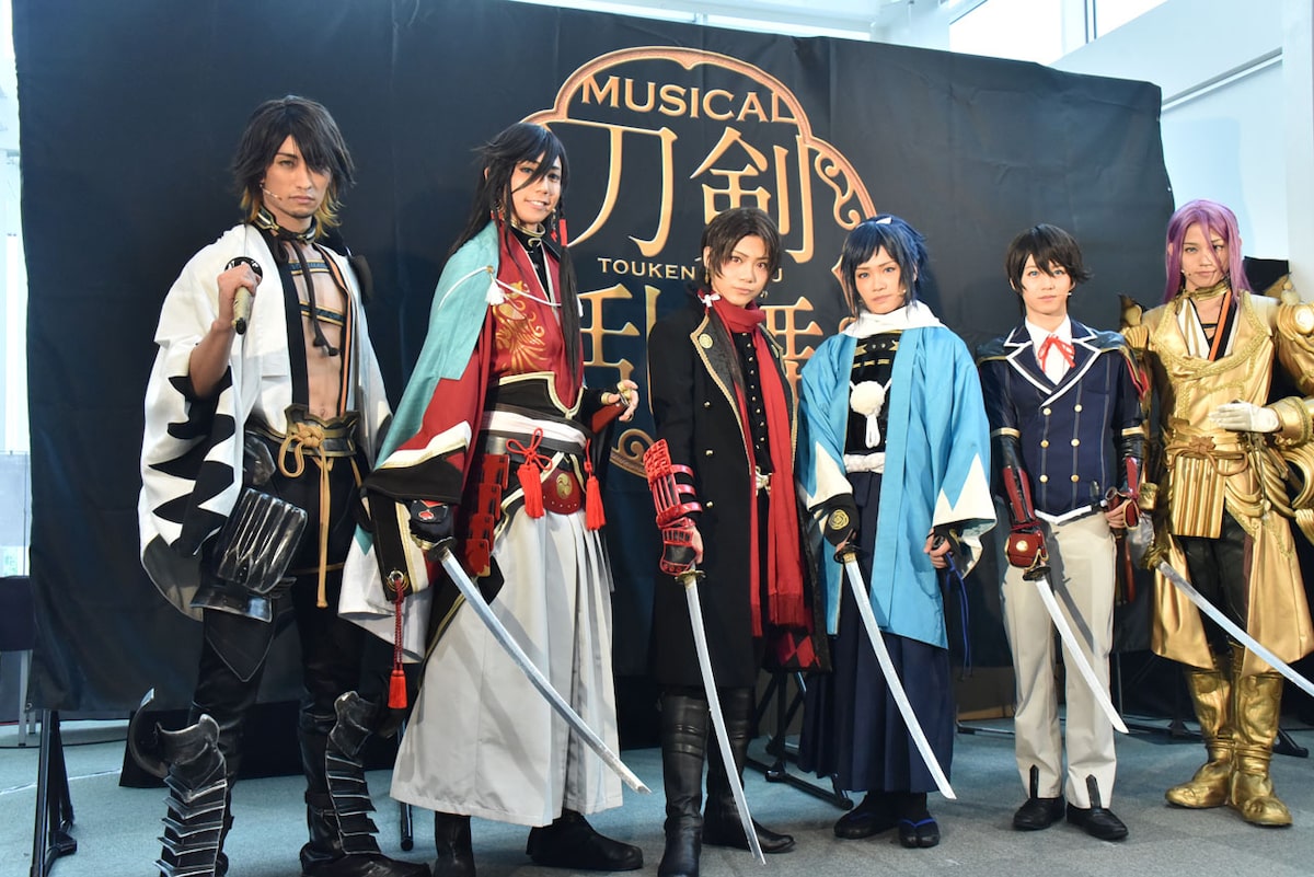 ミュージカル『刀剣乱舞』～幕末天狼傳～」囲み取材の様子。左から長 