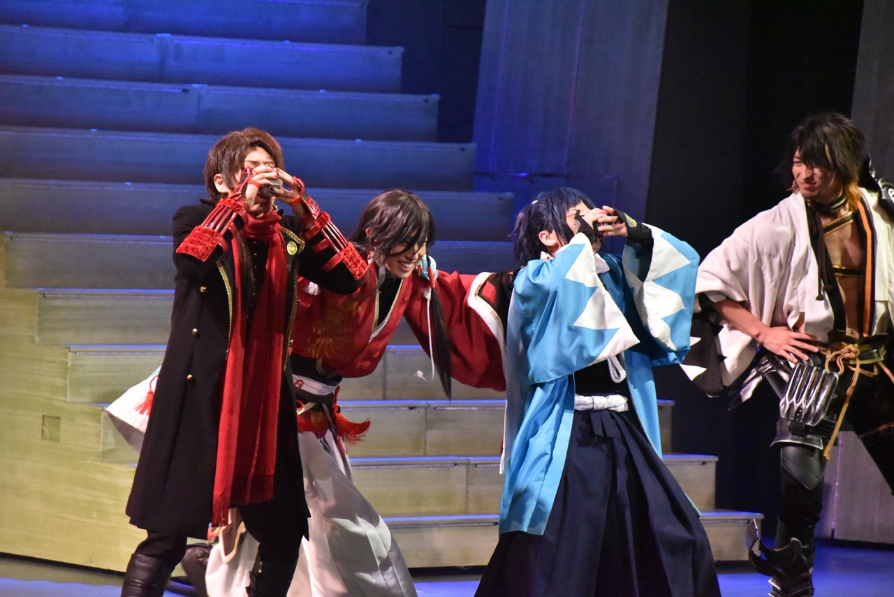 宴を楽しむ刀剣男士たち。