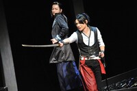 左から佐野大樹演じるサイガ、崎山つばさ演じるナミキヨ。