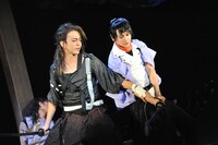 左から土屋佑壱演じるガラクシャ、佐藤永典演じる羽生凌明。