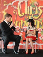 「ブロードウェイ クリスマス・ワンダーランド」製作発表記者会見より、左からエリック・アンソニー・ロペス、本田望結。