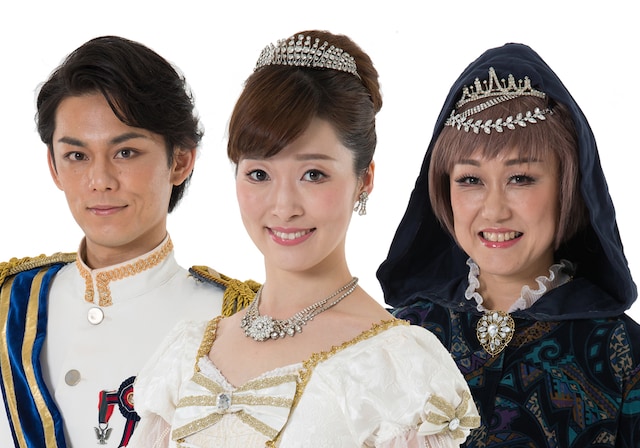 ミュージカル「シンデレラ」より、左から渡辺和貴演じる王子、安達星来演じるシンデレラ、辻麗子演じる魔法使い。