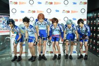 左から真波山岳役の谷水力、泉田塔一郎役の河原田巧也、葦木場拓斗役の東啓介、新開隼人役の宮崎秋人、黒田雪成役の秋元龍太朗、荒北靖友役の木戸邑弥。