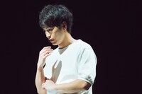 キティエンターテインメント・プレゼンツ「光の光の光の愛の光の」ゲネプロより。小澤亮太演じる幸治。