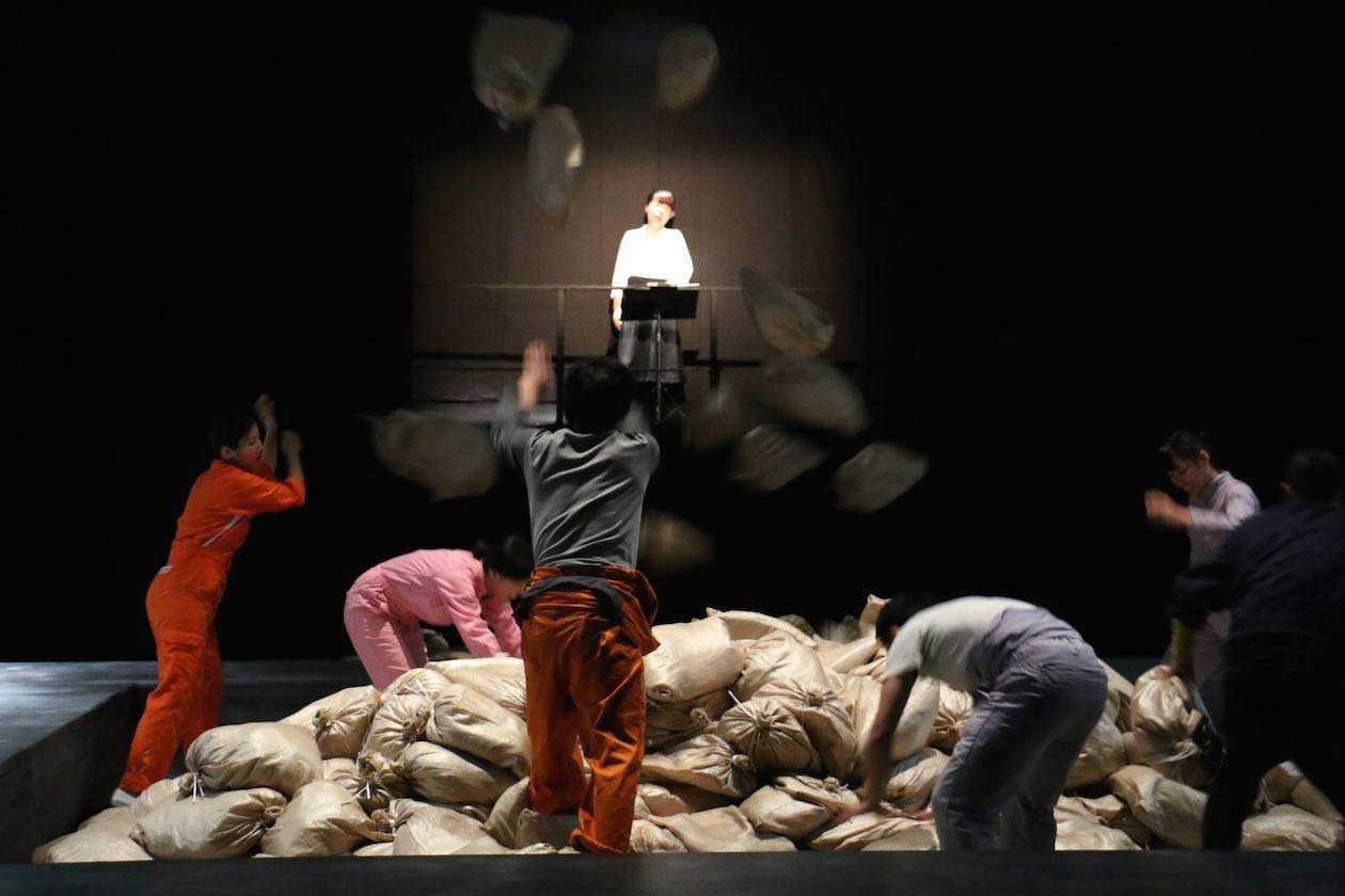 2014年に上演された夕暮れ社 弱男ユニット演劇本公演「プール」より。（撮影：柴田有麿）