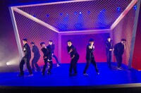 “チーム出”が出演した「露出狂」より。