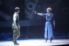 「『ミュージカル バイオハザード』 ～ヴォイス・オブ・ガイア～」より、左から渡辺大輔演じるダン・ギブソン、柚希礼音演じるリサ・マーチン。