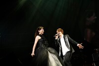 「KENJI URAI 15th Anniversary Concert ～ Wonderland ～」より、左からAKANE LIV、浦井健治。