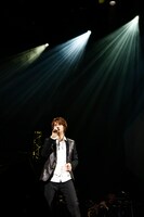 「KENJI URAI 15th Anniversary Concert ～ Wonderland ～」より、浦井健治。
