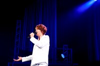 「KENJI URAI 15th Anniversary Concert ～ Wonderland ～」より、浦井健治。