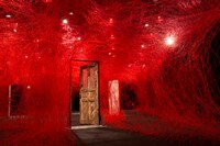 塩田千春「鍵のかかった部屋」（撮影：西野正将）