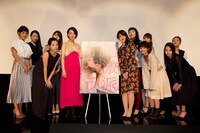 「過激派オペラ」フォトセッションの様子。