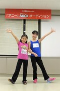 2017年に上演される丸美屋食品ミュージカル「アニー」より、左から野村里桜、会百花。